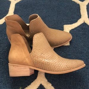 NWOT KAANAS Booties
